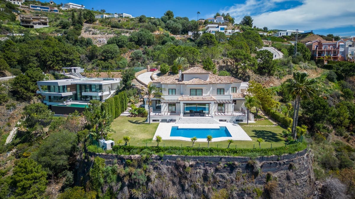 6 bedroom Villa for sale in Benahavis with pool - € 2,475,000 (Ref: 8253239)