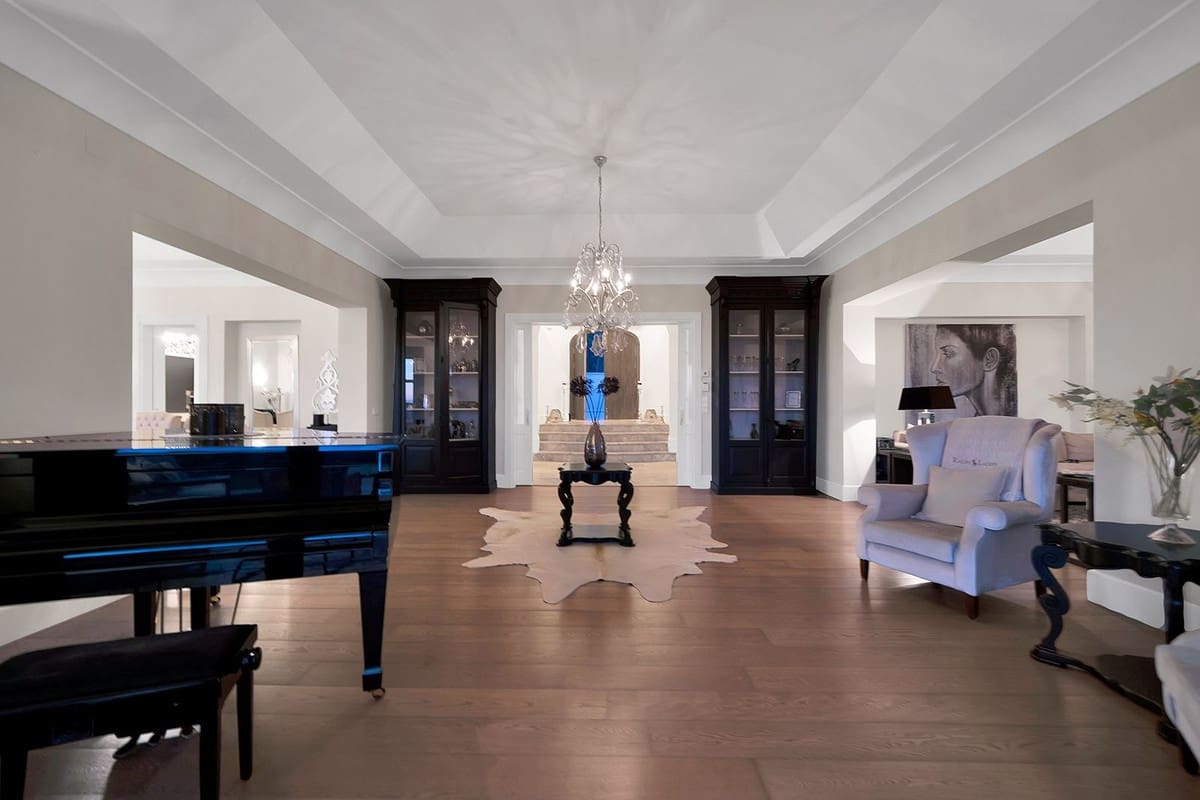 5 bedroom Villa for sale in Benahavis - € 4,950,000 (Ref: 9472308)