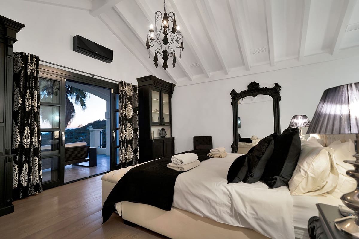 5 bedroom Villa for sale in Benahavis - € 4,950,000 (Ref: 9472308)