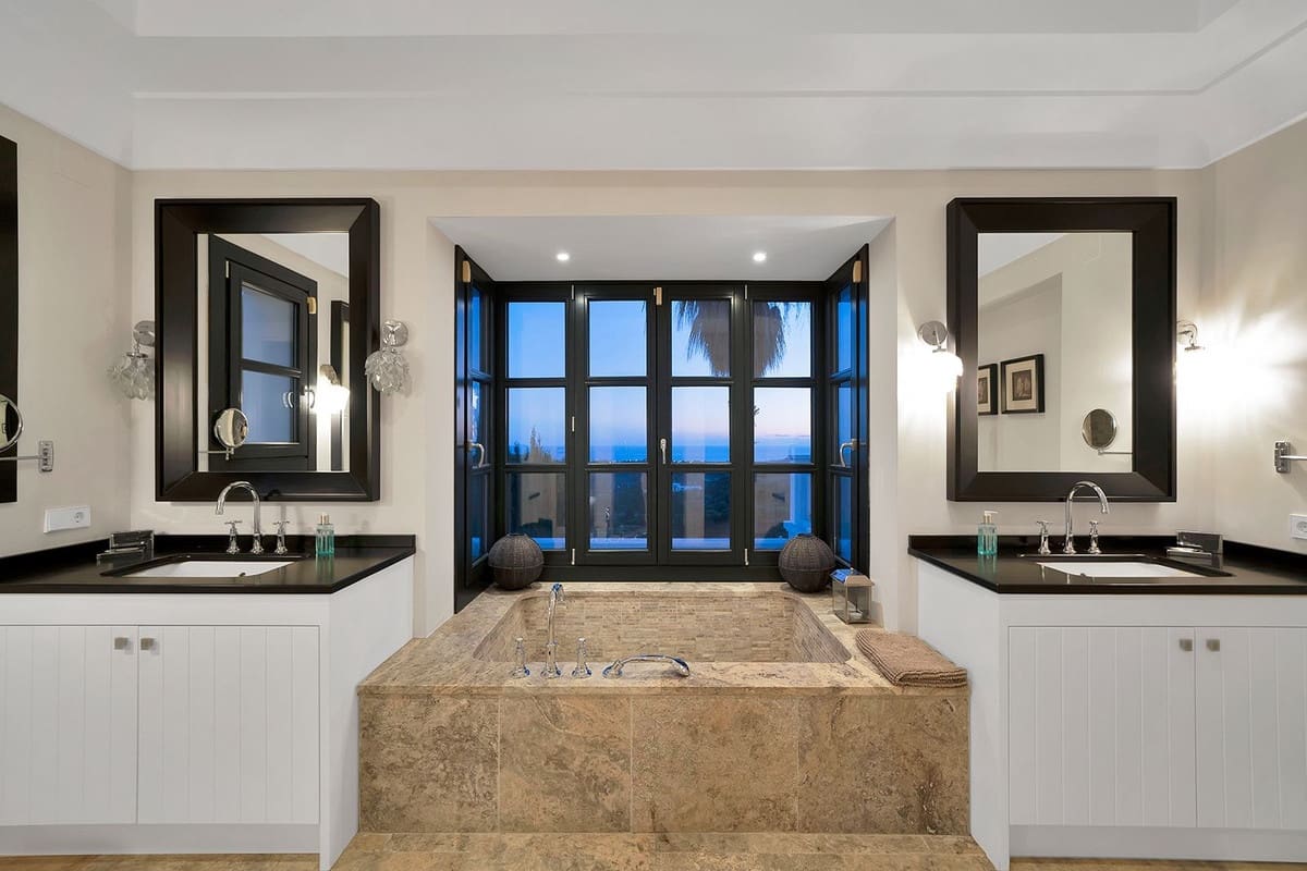 5 bedroom Villa for sale in Benahavis - € 4,950,000 (Ref: 9472308)