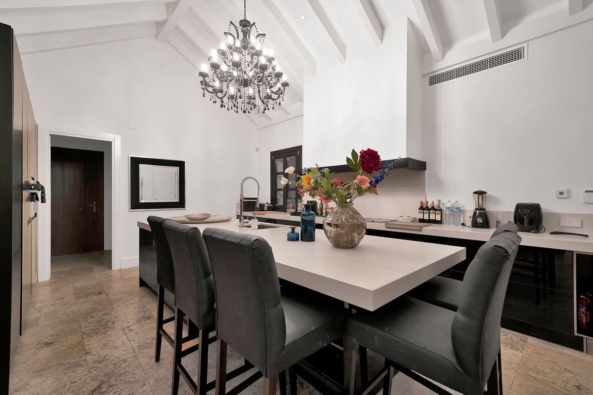 5 bedroom Villa for sale in Benahavis - € 4,950,000 (Ref: 9472308)