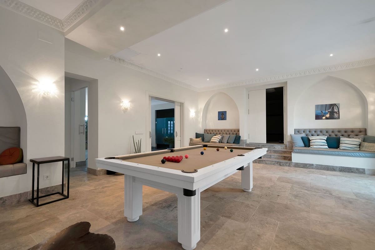 5 bedroom Villa for sale in Benahavis - € 4,950,000 (Ref: 9472308)