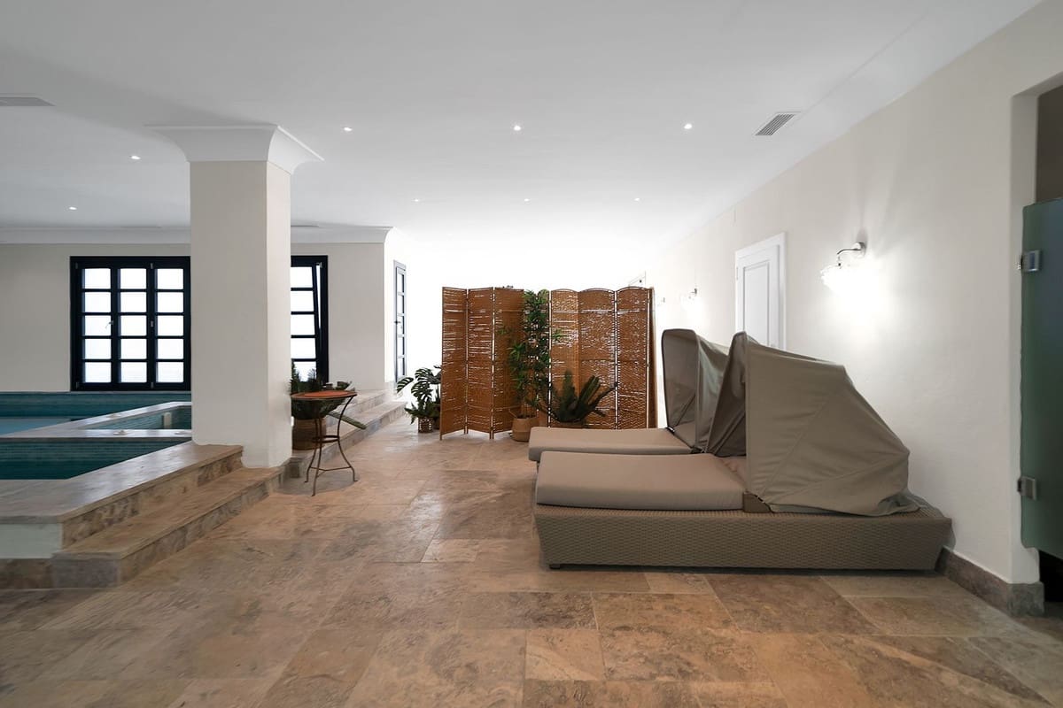 5 bedroom Villa for sale in Benahavis - € 4,950,000 (Ref: 9472308)