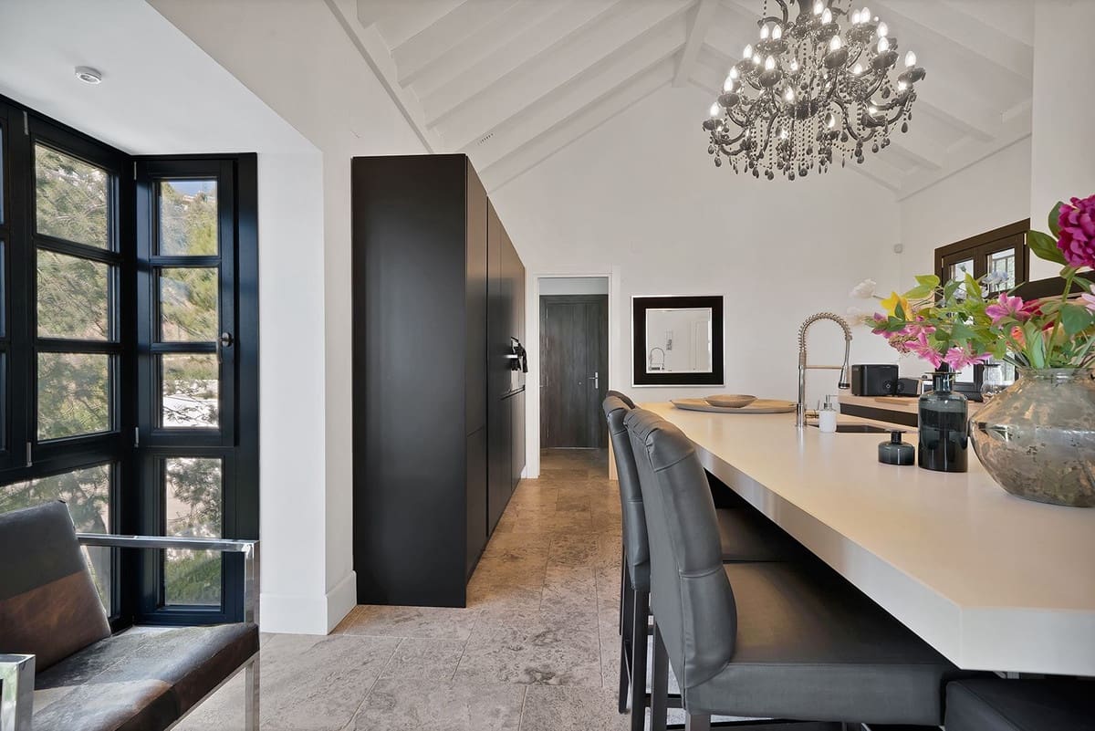 5 bedroom Villa for sale in Benahavis - € 4,950,000 (Ref: 9472308)