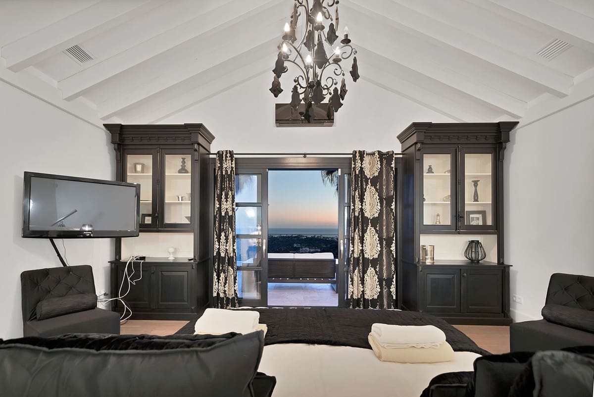 5 bedroom Villa for sale in Benahavis - € 4,950,000 (Ref: 9472308)