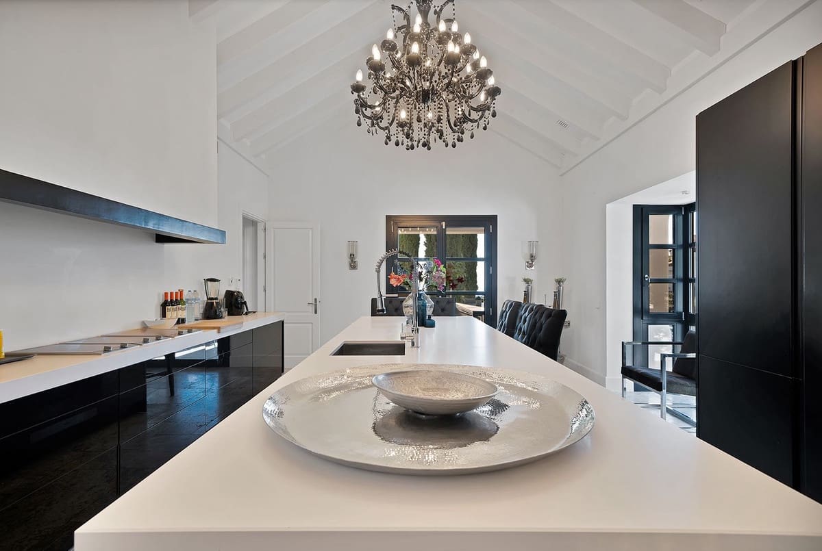 5 bedroom Villa for sale in Benahavis - € 4,950,000 (Ref: 9472308)