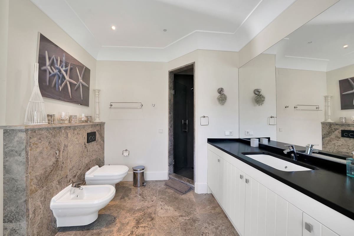 5 bedroom Villa for sale in Benahavis - € 4,950,000 (Ref: 9472308)