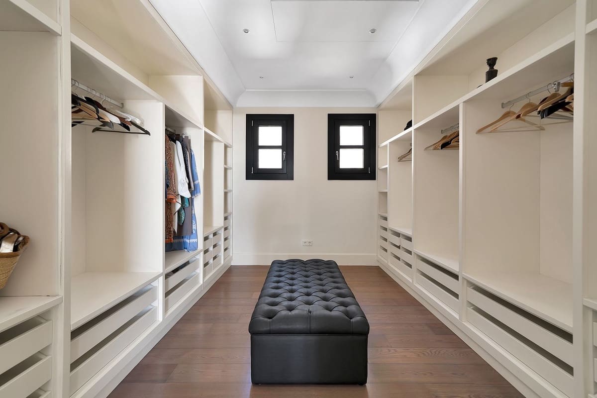 5 bedroom Villa for sale in Benahavis - € 4,950,000 (Ref: 9472308)