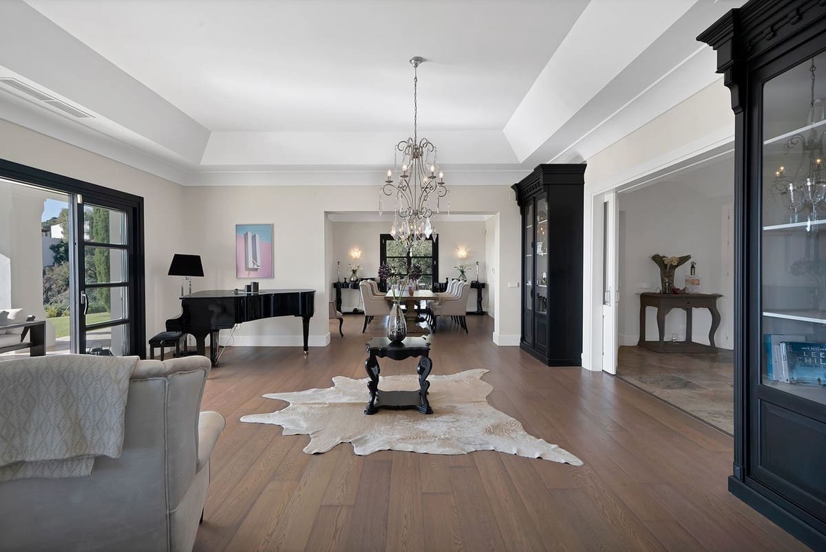 5 bedroom Villa for sale in Benahavis - € 4,950,000 (Ref: 9472308)