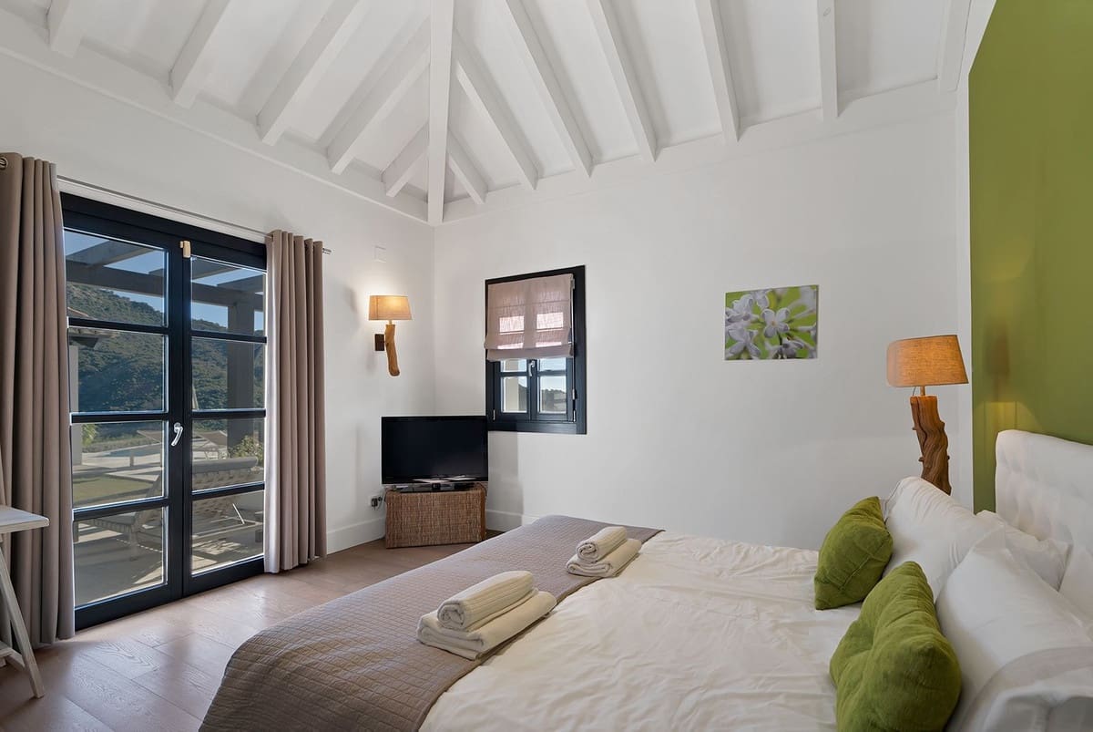 5 bedroom Villa for sale in Benahavis - € 4,950,000 (Ref: 9472308)