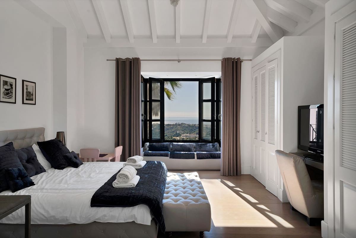 5 bedroom Villa for sale in Benahavis - € 4,950,000 (Ref: 9472308)