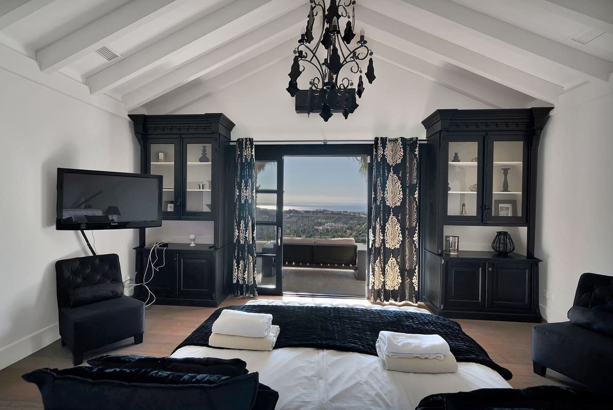 5 bedroom Villa for sale in Benahavis - € 4,950,000 (Ref: 9472308)