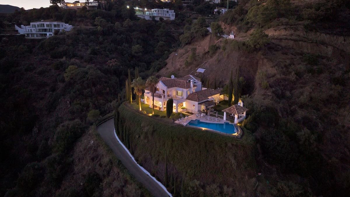 5 bedroom Villa for sale in Benahavis - € 4,950,000 (Ref: 9472308)