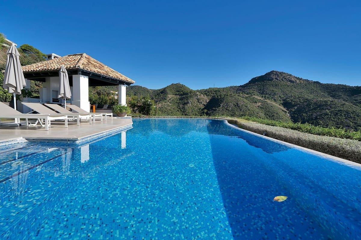 5 bedroom Villa for sale in Benahavis - € 4,950,000 (Ref: 9472308)