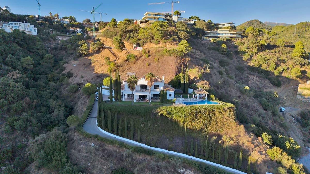 5 bedroom Villa for sale in Benahavis - € 4,950,000 (Ref: 9472308)