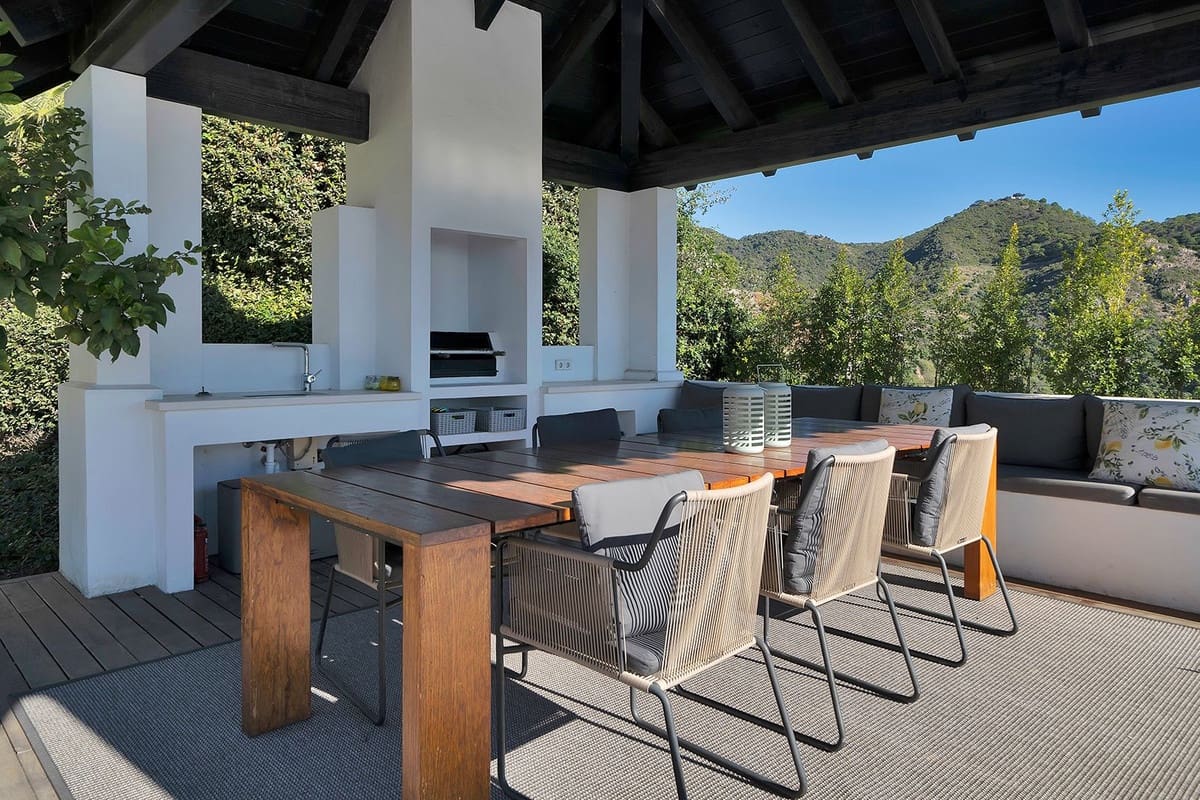 5 bedroom Villa for sale in Benahavis - € 4,950,000 (Ref: 9472308)