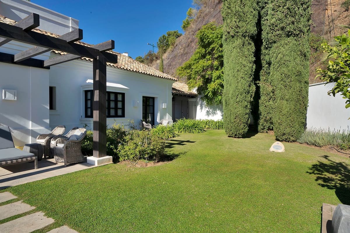5 bedroom Villa for sale in Benahavis - € 4,950,000 (Ref: 9472308)