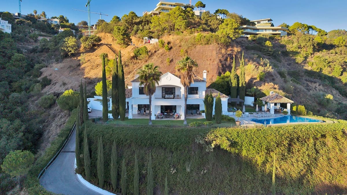 5 bedroom Villa for sale in Benahavis - € 4,950,000 (Ref: 9472308)
