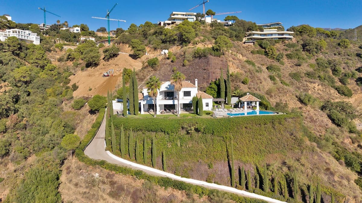 5 bedroom Villa for sale in Benahavis - € 4,950,000 (Ref: 9472308)