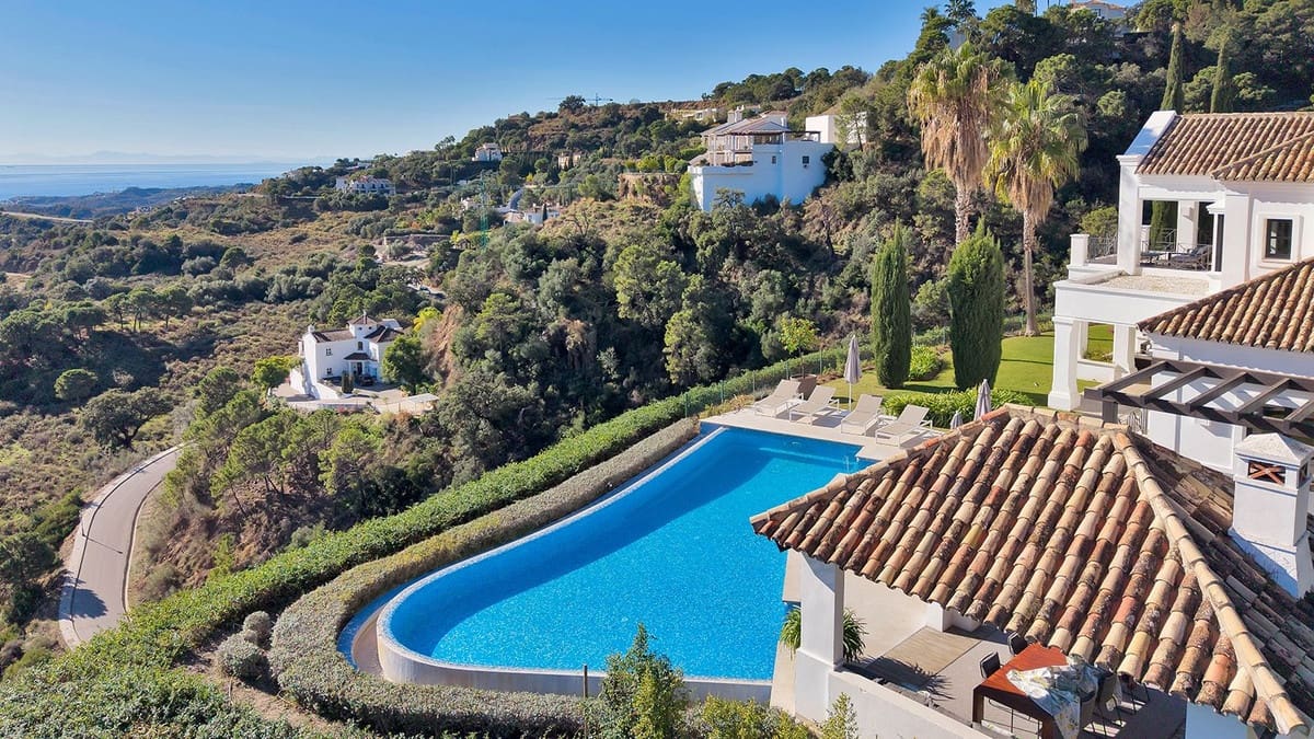5 bedroom Villa for sale in Benahavis - € 4,950,000 (Ref: 9472308)