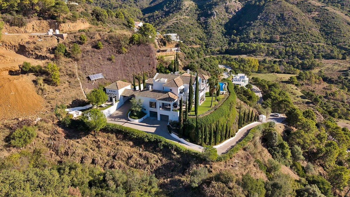 5 bedroom Villa for sale in Benahavis - € 4,950,000 (Ref: 9472308)