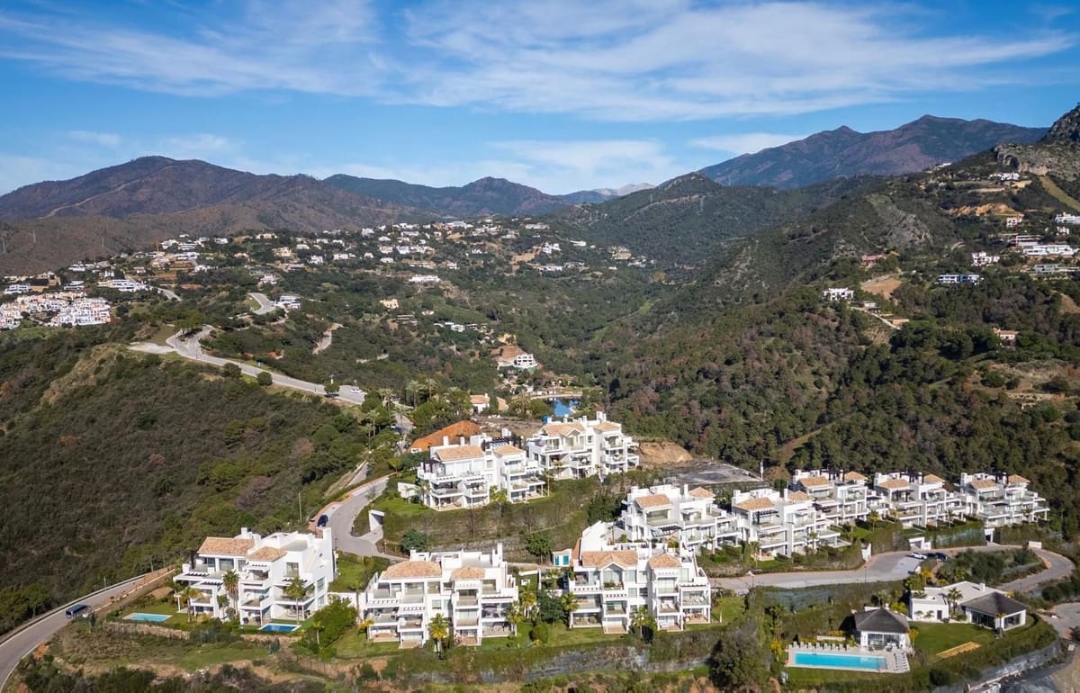3 bedroom Apartment for sale in Benahavis with garage - € 965,000 (Ref: 9472314)