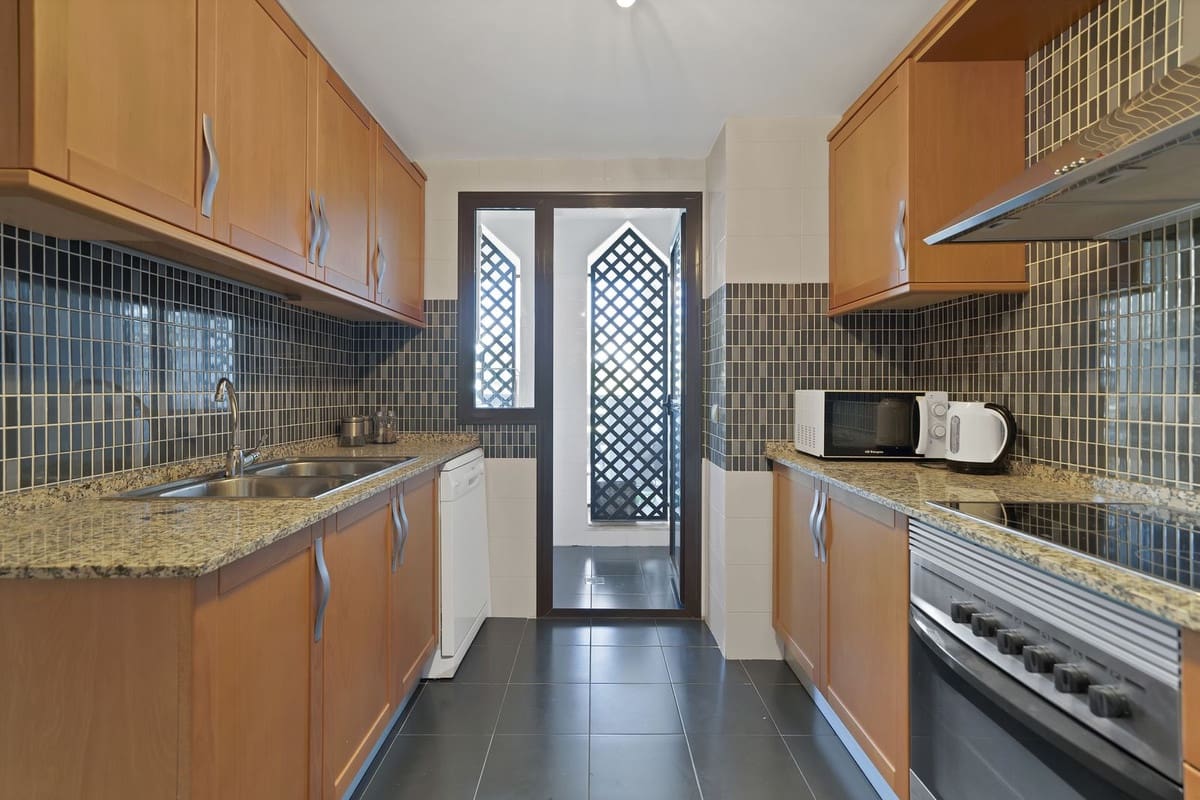 Apartamento de 2 habitaciones en New Golden Mile en venta con piscina garaje - 339.000 € (Ref: 9472347)