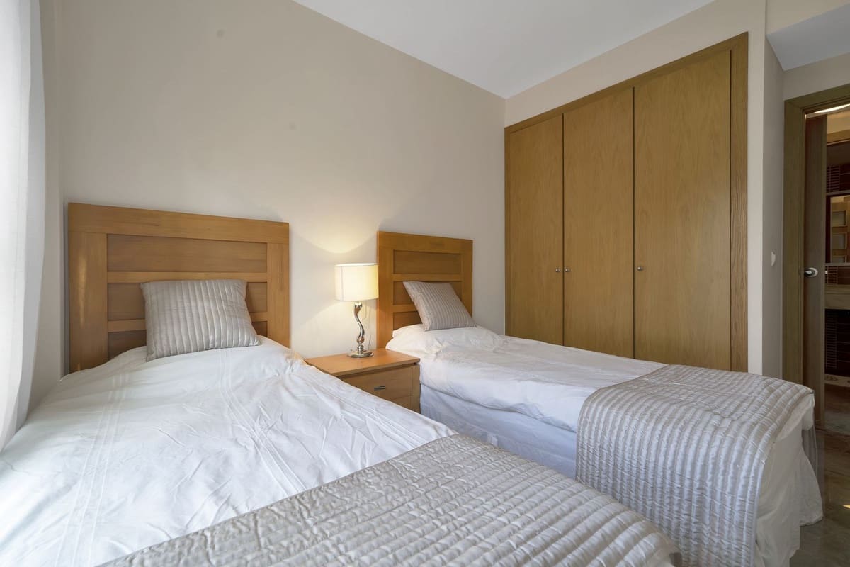 Apartamento de 2 habitaciones en New Golden Mile en venta con piscina garaje - 339.000 € (Ref: 9472347)