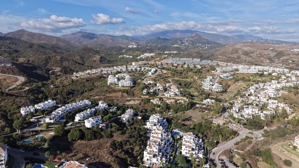 Apartamento de 2 habitaciones en New Golden Mile en venta con piscina garaje - 339.000 € (Ref: 9472347)