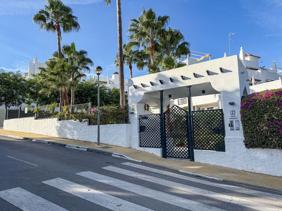 Apartamento de 2 habitaciones en New Golden Mile en venta con piscina garaje - 339.000 € (Ref: 9472347)