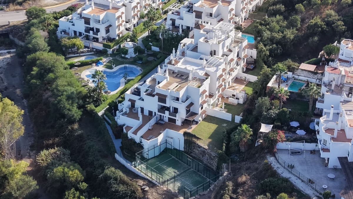 Apartamento de 2 habitaciones en New Golden Mile en venta con piscina garaje - 339.000 € (Ref: 9472347)