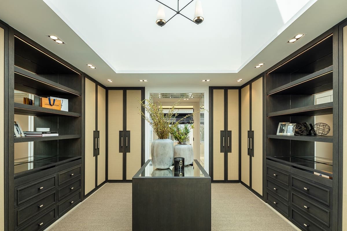 7 bedroom Villa for sale in Nueva Andalucia - € 19,500,000 (Ref: 9472352)