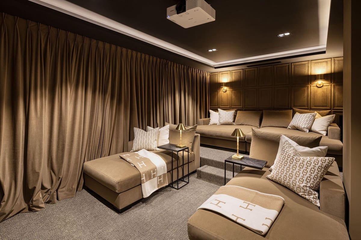 7 bedroom Villa for sale in Nueva Andalucia - € 19,500,000 (Ref: 9472352)