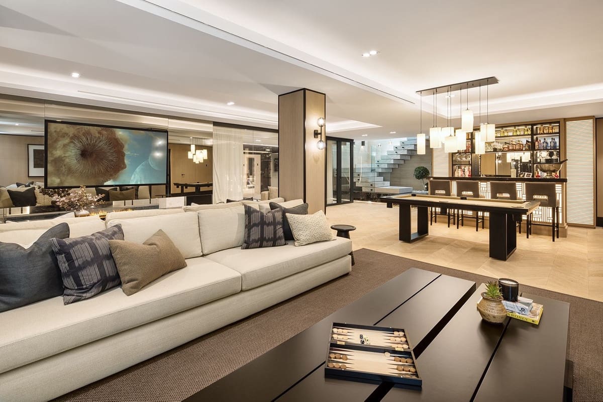 7 bedroom Villa for sale in Nueva Andalucia - € 19,500,000 (Ref: 9472352)