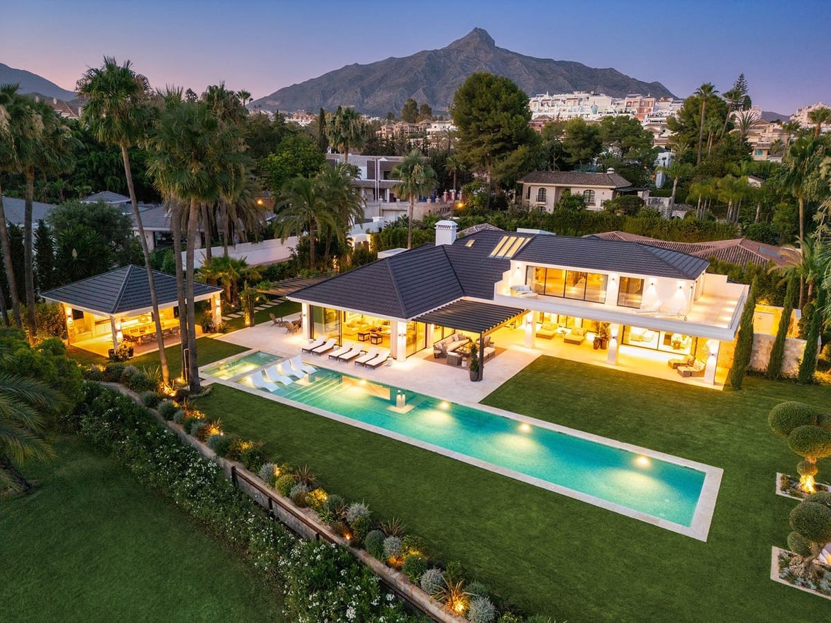 7 bedroom Villa for sale in Nueva Andalucia - € 19,500,000 (Ref: 9472352)