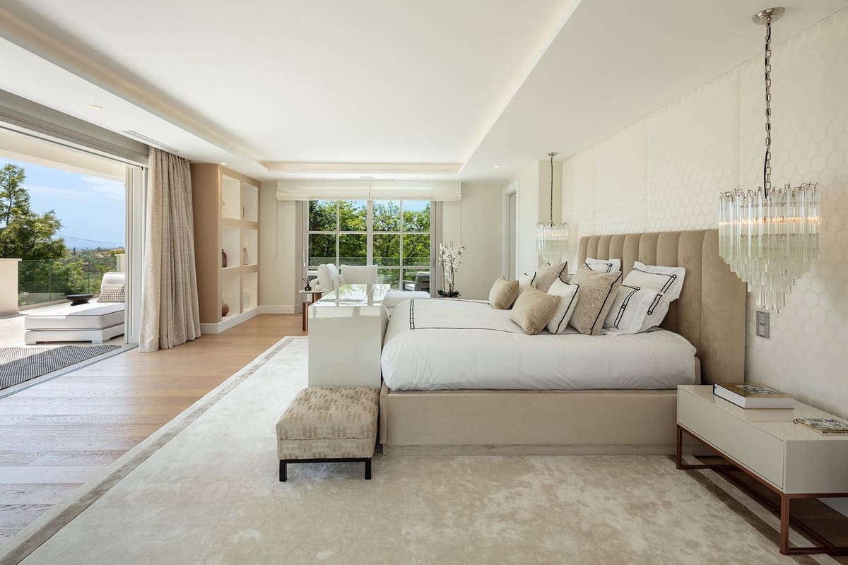 6 bedroom Villa for sale in Nueva Andalucia - € 10,900,000 (Ref: 9472359)