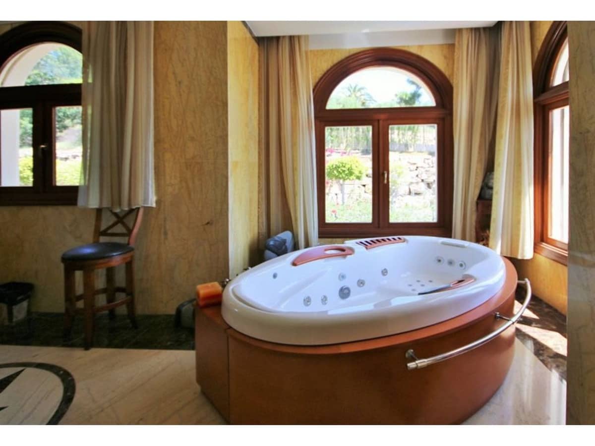 10 bedroom Villa for sale in La Zagaleta - € 9,995,000 (Ref: 9472362)