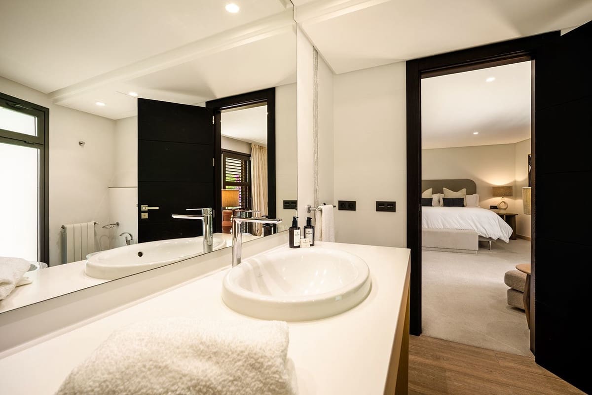 5 bedroom Villa for sale in Nueva Andalucia - € 6,995,000 (Ref: 9472373)