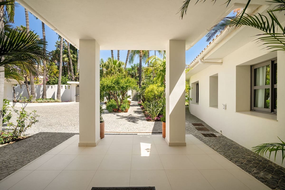 5 bedroom Villa for sale in Nueva Andalucia - € 6,995,000 (Ref: 9472373)
