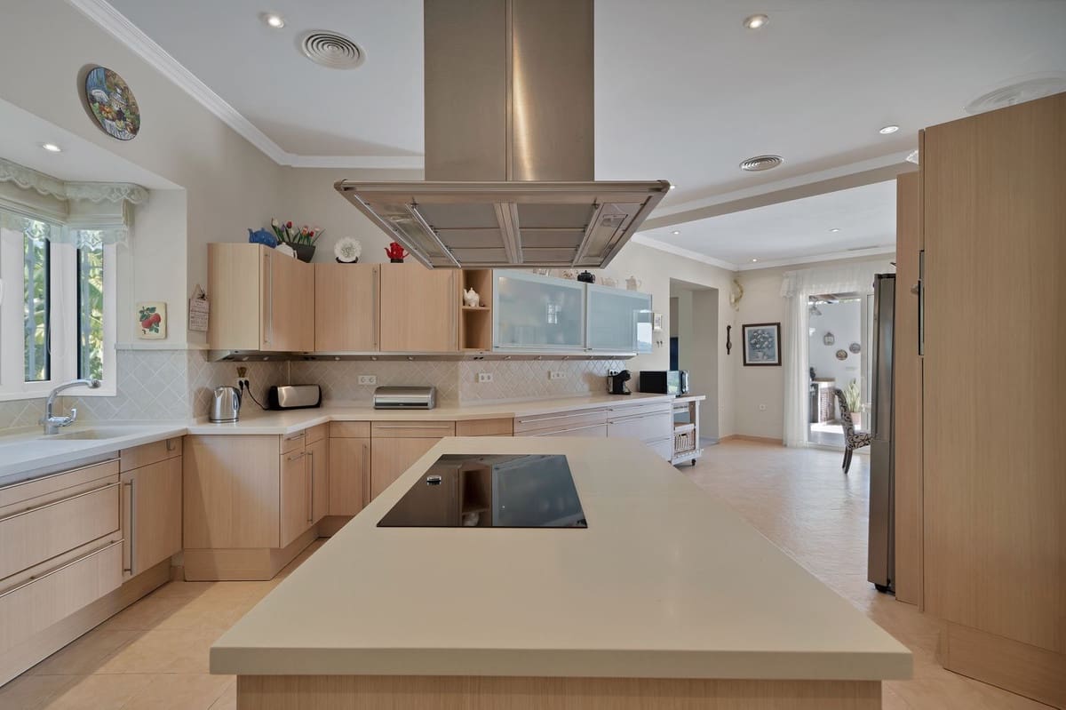 7 bedroom Villa for sale in Nueva Andalucia with pool garage - € 5,595,000 (Ref: 9472390)