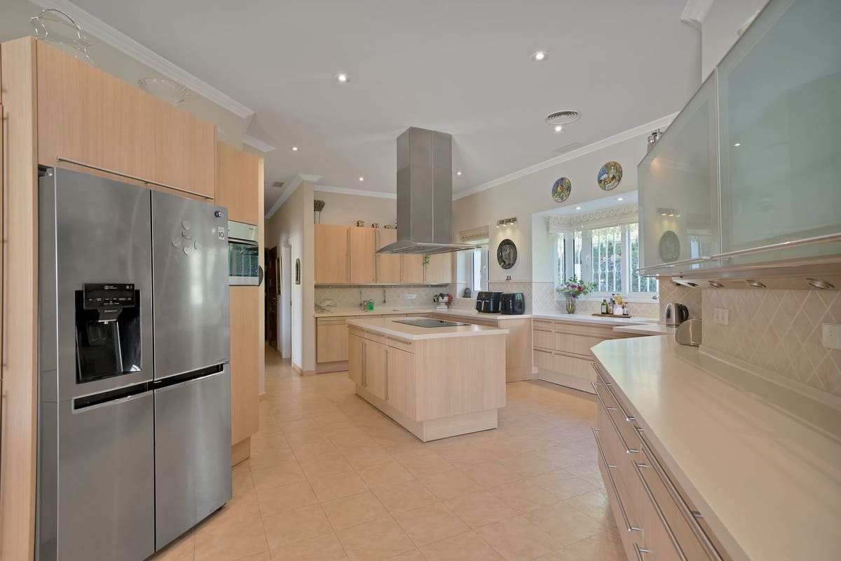 7 bedroom Villa for sale in Nueva Andalucia with pool garage - € 5,595,000 (Ref: 9472390)