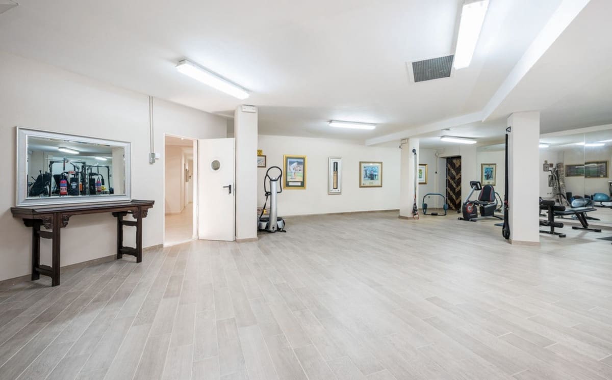 7 bedroom Villa for sale in Nueva Andalucia with pool garage - € 5,595,000 (Ref: 9472390)