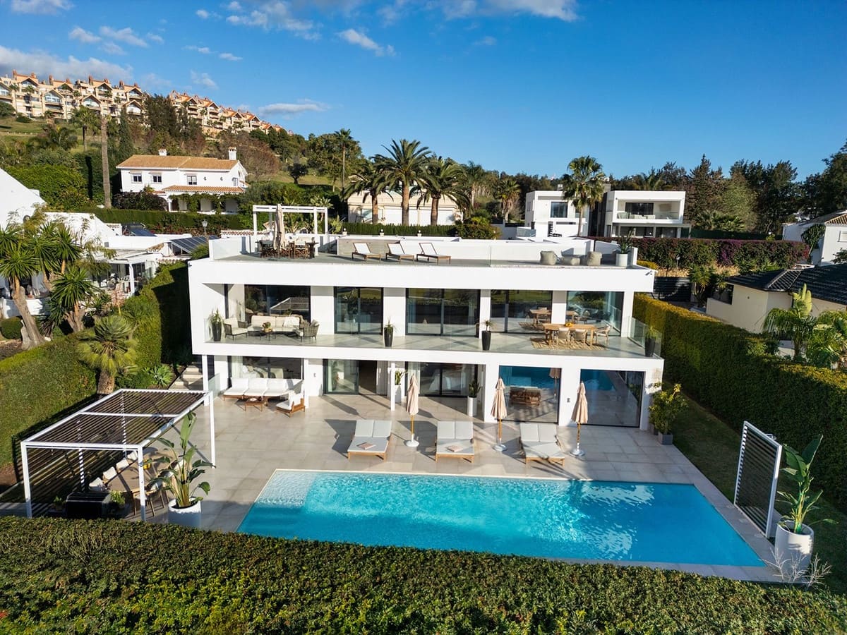 6 bedroom Villa for sale in Nueva Andalucia - € 3,995,000 (Ref: 9472403)