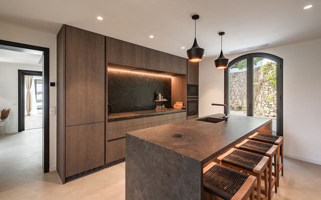 5 bedroom Villa for sale in El Madroñal, Benahavís - € 3,985,000 (Ref: 9472406)