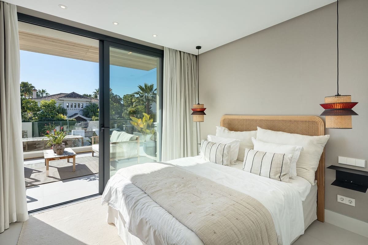 5 bedroom Villa for sale in Nueva Andalucia - € 3,750,000 (Ref: 9472409)