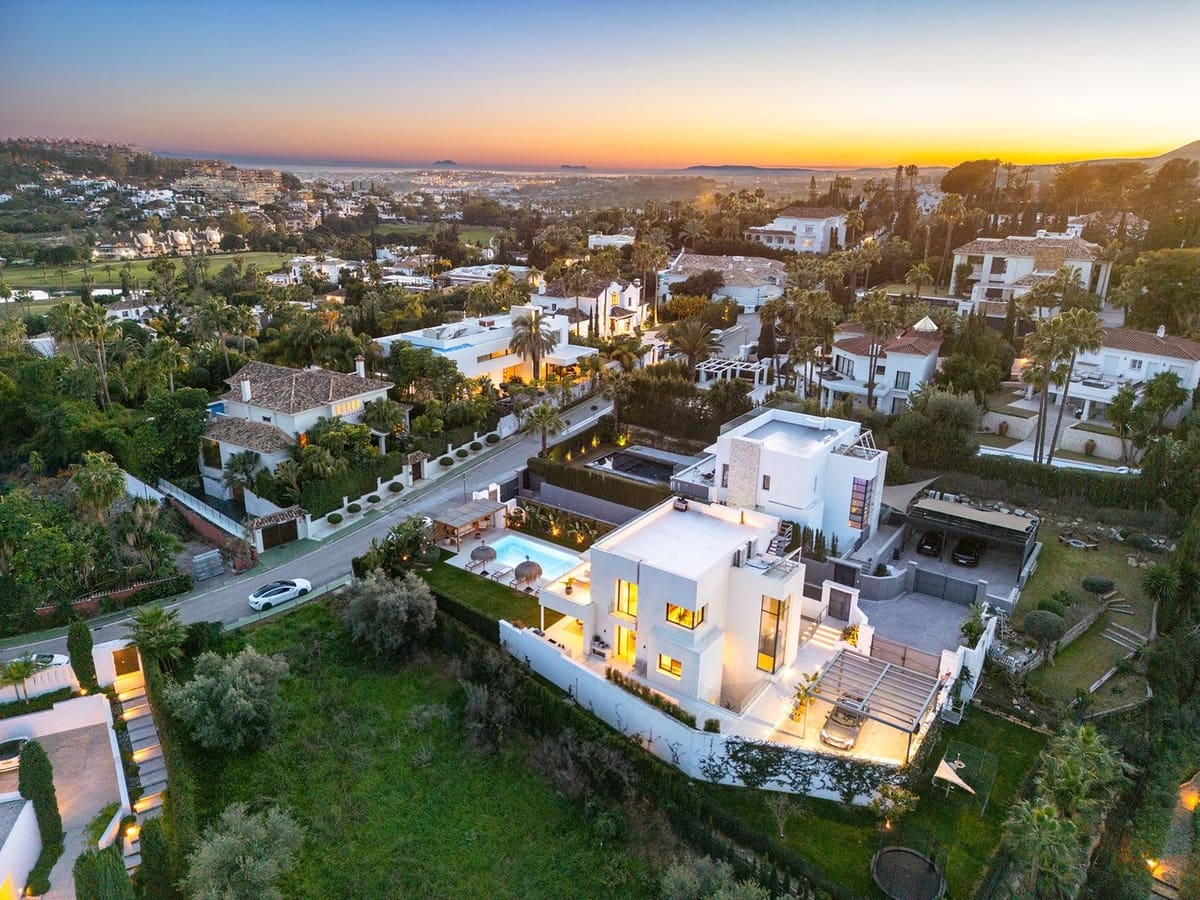 5 bedroom Villa for sale in Nueva Andalucia - € 3,750,000 (Ref: 9472409)