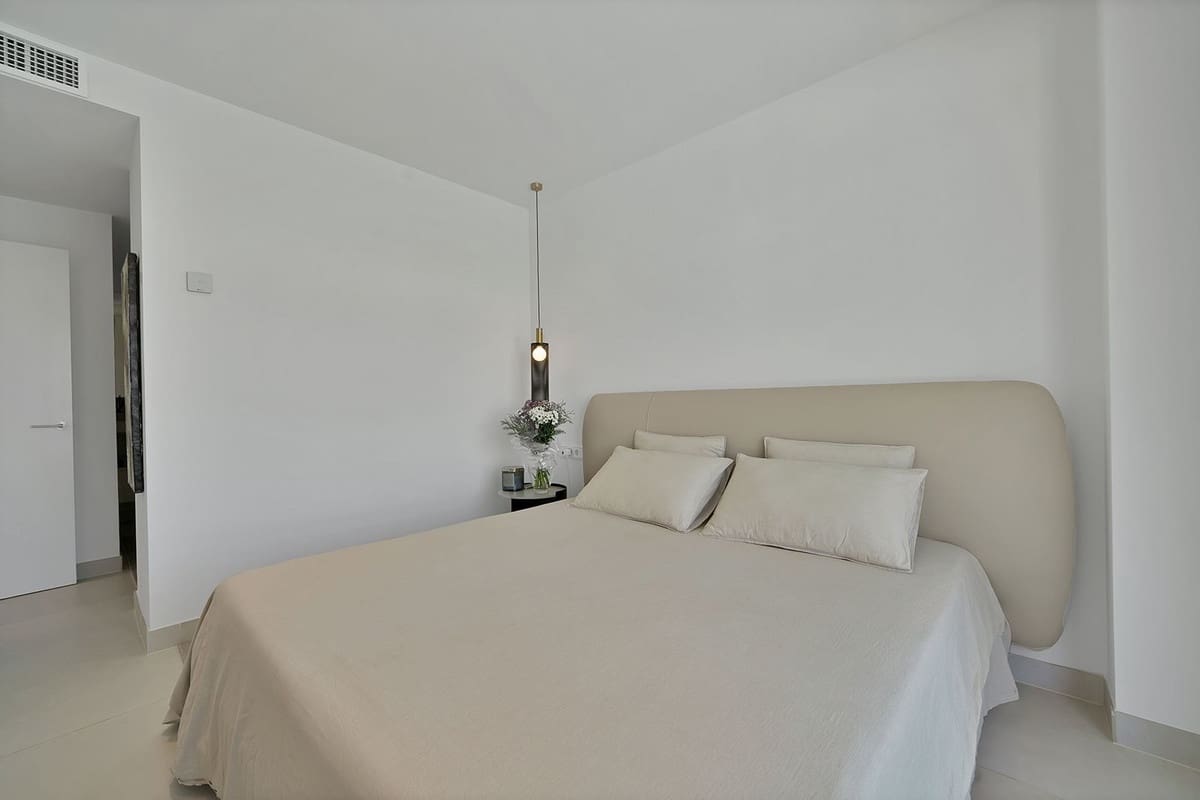 2 bedroom Apartment for sale in Fuengirola with pool garage - € 699,000 (Ref: 9472492)