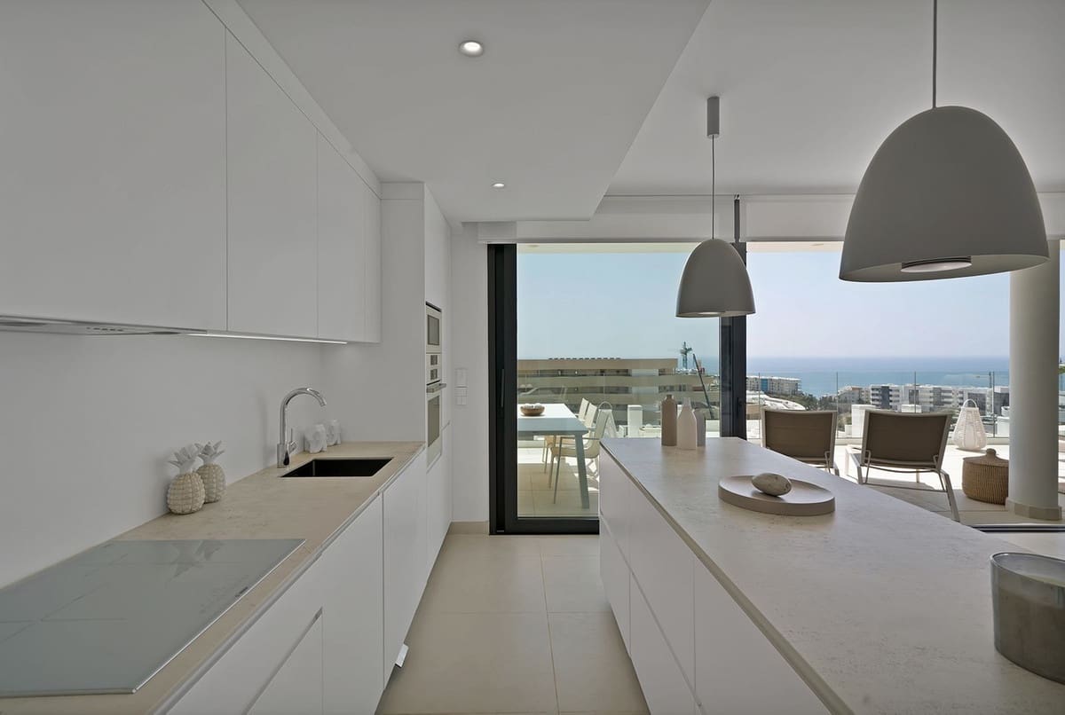 2 bedroom Apartment for sale in Fuengirola with pool garage - € 699,000 (Ref: 9472492)