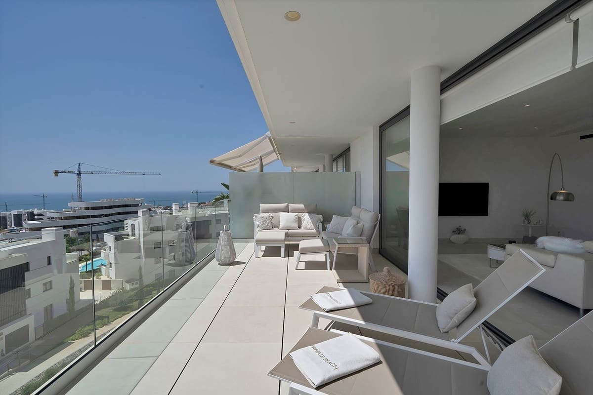 2 bedroom Apartment for sale in Fuengirola with pool garage - € 699,000 (Ref: 9472492)