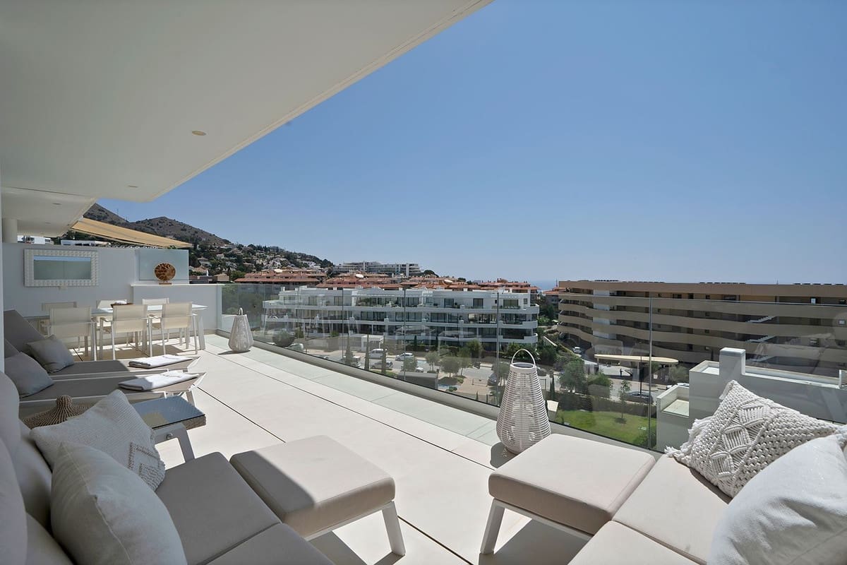 2 bedroom Apartment for sale in Fuengirola with pool garage - € 699,000 (Ref: 9472492)